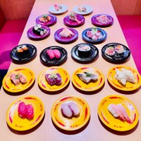 スシローは黄、赤、黒、白４種類の皿に