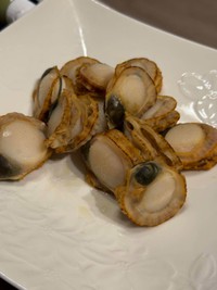 白い皿に盛られた、ヒモ付きのホタテ（YUKAさん提供）