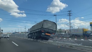 陸上自衛隊トラックが中央分離帯に乗り上げる　けが人無し　仙台市の国道４号