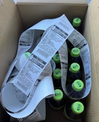 箱に詰められた40本の綾鷹と、40枚のクーポンが印刷されたレシート／鈴木与徳さん（@tomonori3836）提供