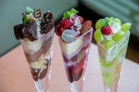 左から、通年販売している「チョコのまっぷたつ？パフェ（税込748円）」、右は「シャインマスカットのまっぷたつ？パフェ（税込1,078円）」。