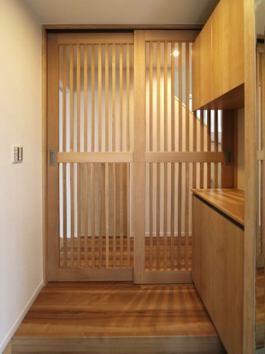 玄関前には脱走防止のための引き戸