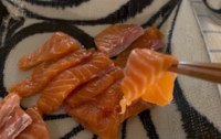 スウェーデンの市場で購入した鮭の刺身（川上麻衣子のＸ@majko_k　より）