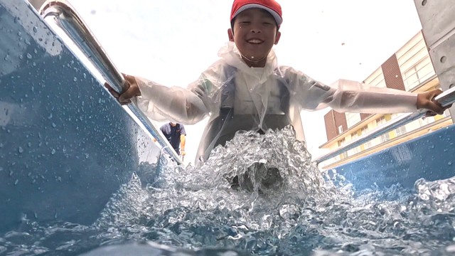 水が流れる道を歩くことの難しさを体験する児童