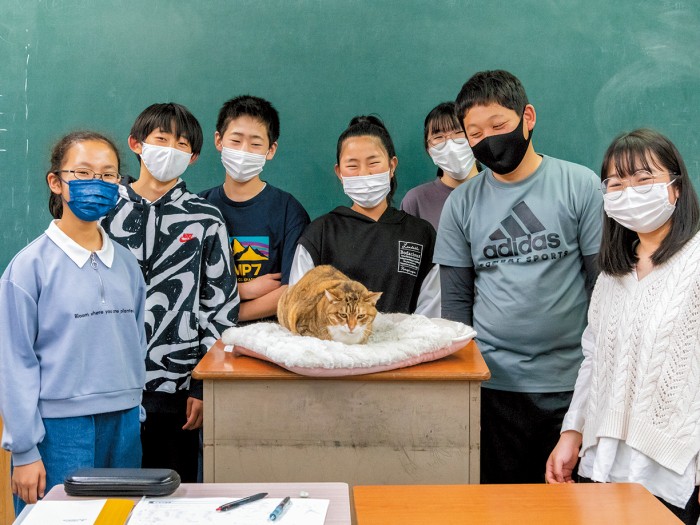 生徒たちと記念撮影。飽きてしまったのか少し不機嫌そうなくれよん