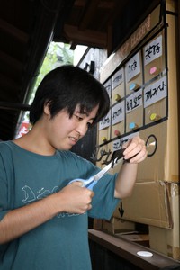 切り文字を作る村越さん