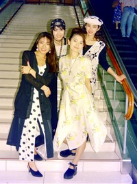 青田典子さん　1993年　Ｃ．Ｃ．ガールズ　初期メンバー　前列右が青田さん