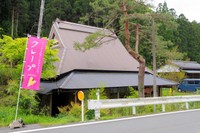 国道１６２号沿いの店。古風な民家と鮮やかなのぼりのコントラストが目を引く