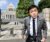 れいわ新選組から出馬して参議院議員となり、新人として初登院した当時の水道橋博士（2022年8月）