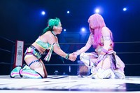 中野たむからの握手に応じる水森由菜＝２３年９・２９「NEW BLOOD11」品川大会よりⓒSTARDOM