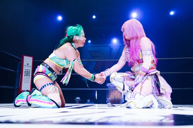 中野たむからの握手に応じる水森由菜＝２３年９・２９「NEW BLOOD11」品川大会よりⓒSTARDOM