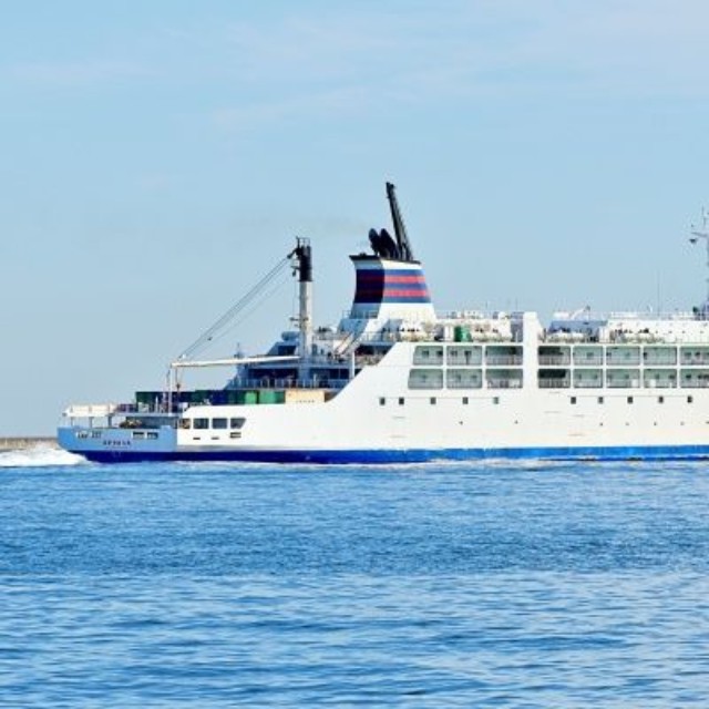 小笠原海運が運航する貨客船「おがさわら丸」　※画像はイメージです（zapper:stock.adobe.com）