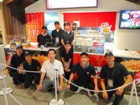 ORA外食パビリオン「宴～UTAGE～」に乗り込んだスタッフたち（中央の白いシャツの男性が山下氏／画像提供：お好み焼「ゆかり」）