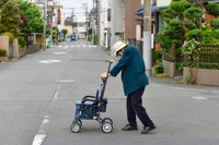 認知症の親が外出先で迷った場合、どうしたらよい？※画像はイメージです（Imagepocket/stock.adobe.com）