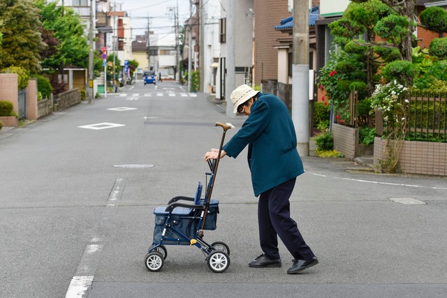 認知症の親が外出先で迷った場合、どうしたらよい？※画像はイメージです（Imagepocket/stock.adobe.com）