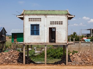 急成長するカンボジア発最新アート「真っ二つになった家」から見えるもの