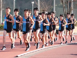 駿河台大・徳本一善監督「メンタルだけは1番」、初の箱根駅伝に揺れ動いた選手らの心