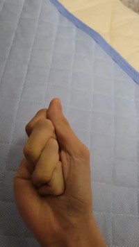 完全に畳まれた指
