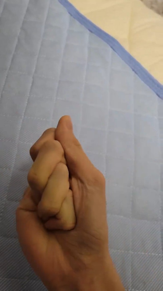 完全に畳まれた指