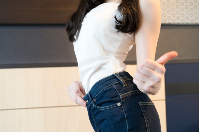 憧れのくびれたウエスト…普段の姿勢との関係は？　※画像はイメージです（oka/stock.adobe.com）