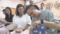 四国のインバウンド増へ現地視察　オーストラリアの旅行会社が丸亀うちわの製作体験