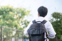 リュックを背負う高校生　※この画像はイメージです／（kapinon/stock.adobe.com）