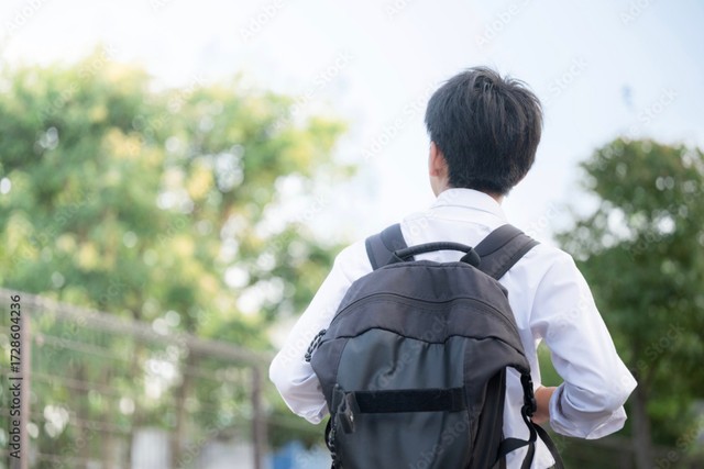 リュックを背負う高校生　※この画像はイメージです／（kapinon/stock.adobe.com）