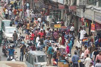 渋滞する幹線道路沿いは、行き交う人々や露店でごった返していた=2024年5月9日、ダッカ市内、荒ちひろ撮影