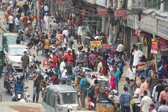 渋滞する幹線道路沿いは、行き交う人々や露店でごった返していた=2024年5月9日、ダッカ市内、荒ちひろ撮影