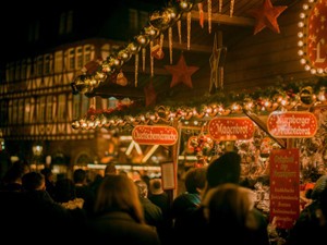 カップルへの呪いがかかった私は、クリスマス期間は異世界へ行きたい