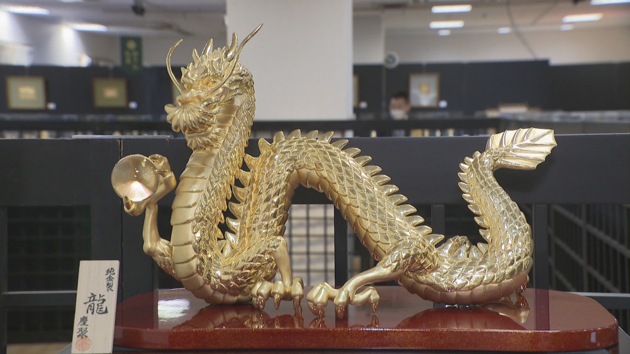 全長2mの「黄金の虎」など金製品1000点以上を展示 高松市のデパートで