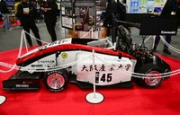 大阪産業大学で製作された学生フォーミュラマシン。200kg台の車重に60馬力のエンジンはきっとスパルタンな走り