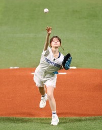 始球式を務めたひみぃ