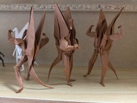 折り紙で作られた3体のマッチョたち（提供：ARAK@ハイル紙さん）