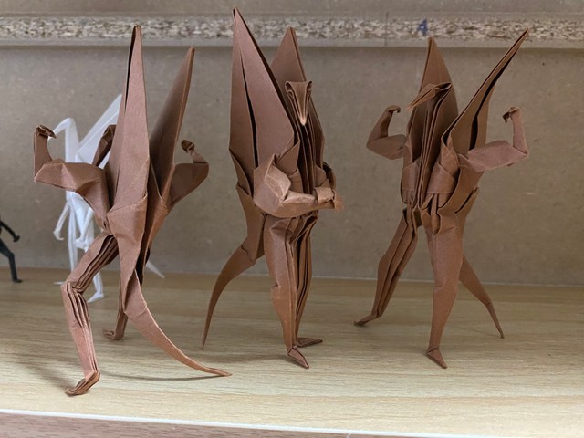 折り紙で作られた3体のマッチョたち（提供：ARAK@ハイル紙さん）