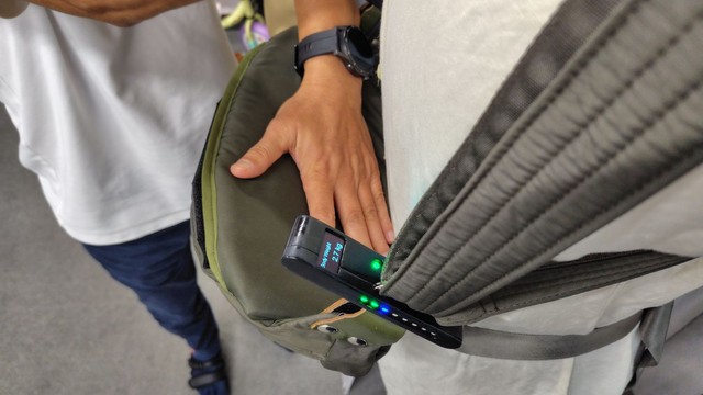 子どもの体重を測定できるセンサーを搭載（手で押さえて負荷をかけ2.7kgと表示されている）