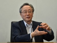 インタビューに応じる小林慶一郎・慶応大教授