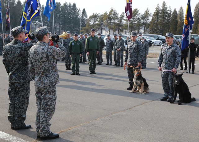 感謝と敬意を表明されるアトム号とシシマル号／航空自衛隊千歳基地 公式X（@jasdf_chitose）