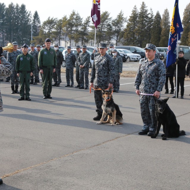 感謝と敬意を表明されるアトム号とシシマル号／航空自衛隊千歳基地 公式X（@jasdf_chitose）