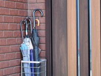 玄関の傘立てには予備の傘も　※画像はイメージです（Gon Hayasaka/stock.adobe.com）
