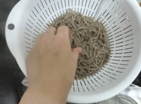冷水でよく洗います