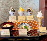 お店のショーケースには甘いものがいろいろ。外山さんが偶然出会った高齢女性に誕生日プレゼントとしてオーダーしたパフェもあります（提供）