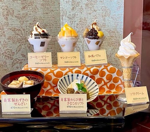 お店のショーケースには甘いものがいろいろ。外山さんが偶然出会った高齢女性に誕生日プレゼントとしてオーダーしたパフェもあります（提供）