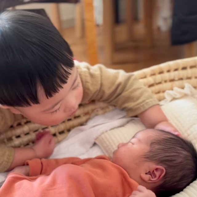 優しく妹の頭をなでなで♡（提供：@paracamp_artさん）
