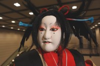 目の色や頭の羽を再現した「刀剣男士 小烏丸」の文楽人形