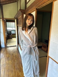 「FLASH」（26年6月30日発売号）に登場した安藤笑のオフショット　本人のX（@emichii087）より
