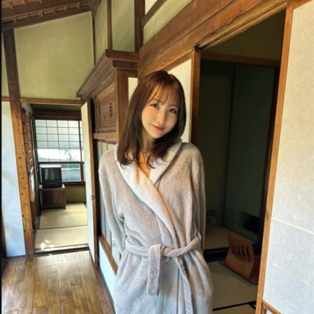 「FLASH」（26年6月30日発売号）に登場した安藤笑のオフショット　本人のX（@emichii087）より
