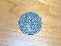 イラストが刻まれた昭和34年の100円硬貨（裏面）／K.N.ザワロフさん（@Zawarofu1990）提供