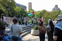 ニューヨーク大の周辺では、プラカードや横断幕を手にした学生らが「大学はジェノサイドへの加担をやめろ」「投資撤退を」と訴えていた=2024年9月、米ニューヨーク市、荒ちひろ撮影