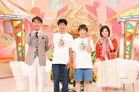 MCの藤井隆さん、あこがれの井上咲楽さんにはさまれてハイ、ポーズ！©ABCテレビ